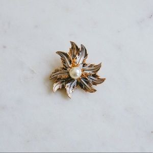 Pearl Floral Pin